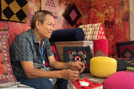 Khâu ký ức, may giấc mơ: Nghe nghệ nhân Trần Văn Vinh kể chuyện nghề bằng những mũi kim