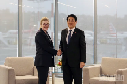 Chủ tịch nước Lương Cường tiếp Giám đốc điều hành Boeing Commercial Airplanes Stephanie Pope.