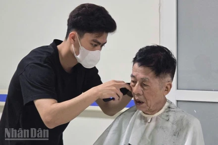 Ông Trần Tuấn Thanh, bệnh nhân nội trú đến từ Tân Mai (Hoàng Mai, Hà Nội), chia sẻ niềm vui khi tham gia chương trình cắt tóc miễn phí dành cho bệnh nhân tại Bệnh viện Hữu Nghị.