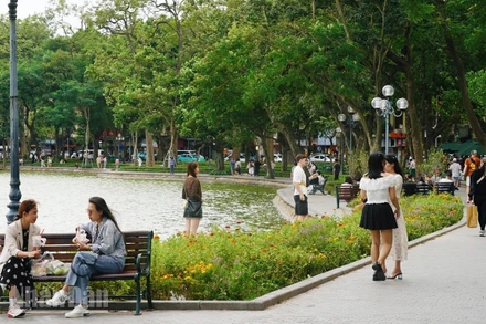 Người dân Hà Nội thích thú “check-in” khi gió lạnh đầu mùa về