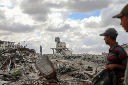 Các tòa nhà bị phá hủy do xung đột tại Khan Younis, Dải Gaza. (Ảnh: THX/TTXVN)