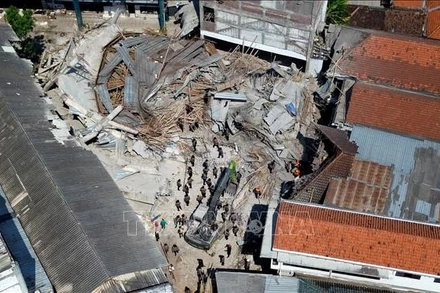 Lực lượng cứu hộ làm nhiệm vụ tại hiện trường vụ sập trường học ở huyện Sidoarjo, tỉnh Đông Java, Indonesia ngày 4/10/2025. (Ảnh: THX/TTXVN)