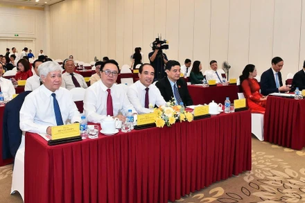 Đồng chí Đỗ Văn Chiến, Ủy viên Bộ Chính trị, Bí thư Trung ương Đảng, Chủ tịch Ủy ban Trung ương Mặt trận Tổ quốc Việt Nam cùng các đại biểu dự buổi gặp mặt.