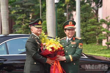 Đại tướng Nguyễn Tân Cương, Ủy viên Trung ương Đảng, Ủy viên Thường vụ Quân ủy Trung ương, Tổng Tham mưu trưởng Quân đội nhân dân Việt Nam, Thứ trưởng Quốc phòng đón đoàn đại biểu quân sự cấp cao Quân đội Hoàng gia Thái Lan do Đại tướng Songwit Noonpackdee, Tư lệnh Lực lượng Quốc phòng Thái Lan.