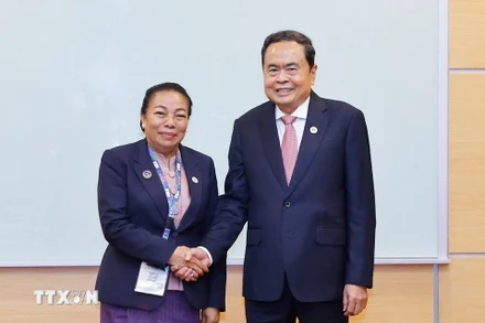 Chủ tịch Quốc hội Trần Thanh Mẫn tặng quà lưu niệm cho Phó Chủ tịch Quốc hội Lào Sounthone Xayachack. (Ảnh: TTXVN)