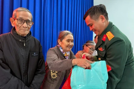 [Video] Trao 1.000 phần quà hỗ trợ của Quân ủy Trung ương-Bộ Quốc phòng tới các hộ dân vùng lũ TP Huế