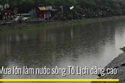 Mưa lớn khiến nước sông Tô Lịch dâng cao