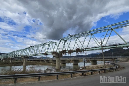 Khi “biển nước” nhấn chìm nhà, xóa dấu trường học và nuốt cả cây cầu già