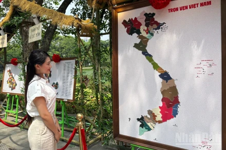 Người dân thích thú "tìm quê" sau ngày sáp nhập tại triển lãm bản đồ da độc đáo