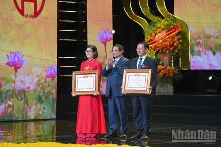 Thủ tướng Chính phủ Phạm Minh Chính trao danh hiệu “Chiến sĩ thi đua toàn quốc” tặng Nhà giáo ưu tú, Tiến sĩ Phạm Xuân Khánh, Bí thư Đảng ủy, Hiệu trưởng Trường Cao đẳng Công nghệ cao Hà Nội và Nhà giáo ưu tú, Thạc sĩ Đào Thị Thủy, Hiệu trưởng Trường Tiểu học Đoàn Thị Điểm - Hà Nội. 