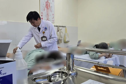 Người cao tuổi, dân văn phòng điều trị bệnh mạn tính bằng Đông y 