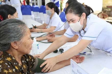 Xã Tiến Thắng tổ chức khám sức khỏe cho người dân.