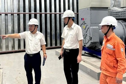 Cán bộ EVN Hà Nội thực hiện kiểm tra thiết bị vận hành tại Trung tâm Hội chợ Triển lãm Quốc gia.