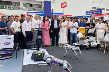 Các đại biểu tham quan, tìm hiểu các sản phẩm, công nghệ mới tại Hội chợ triển lãm.