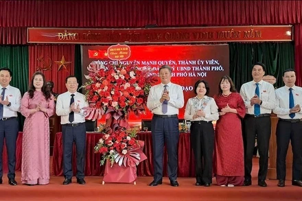 Lãnh đạo Ủy ban nhân dân thành phố Hà Nội tặng hoa chúc mừng Đảng bộ Sở Công thương.