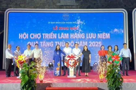 Các đại biểu thực hiện nghi thức khai mạc chương trình.