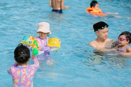 Bơi lội là niềm yêu thích của trẻ em mỗi dịp hè về.