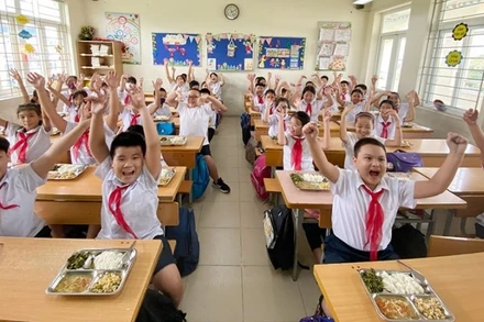 Một bữa ăn bán trú của học sinh Trường tiểu học Vĩnh Tuy (Hà Nội). (Ảnh: MINH ĐỨC)