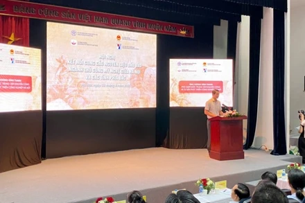 Lãnh đạo Trung tâm Khuyến công và Tư vấn phát triển công nghiệp thành phố Hà Nội phát biểu.