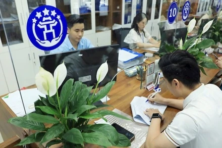 Trung tâm phục vụ hành chính công thành phố Hà Nội giải quyết thủ tục hành chính cho người dân.