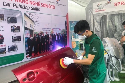 Học sinh trình diễn kỹ năng nghề sơn ô-tô. 