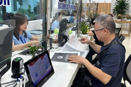 Người dân đến làm thủ tục tại điểm tiếp nhận phục vụ hành chính công phường Ô Chợ Dừa. (Ảnh: BẢO LÂM)