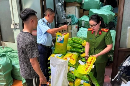 Các lực lượng trong Ban Chỉ đạo 389 thành phố Hà Nội xử lý vụ việc vi phạm quyền sở hữu công nghiệp đối với nhãn hiệu gạo ST25.