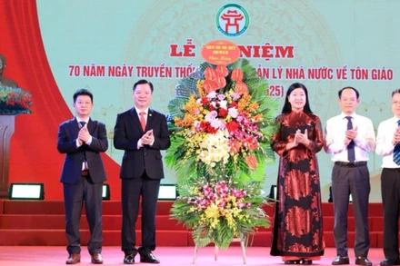 Chủ tịch Ủy ban Mặt trận Tổ quốc Việt Nam thành phố Hà Nội Nguyễn Lan Hương tặng hoa chúc mừng Sở Dân tộc và Tôn giáo thành phố.