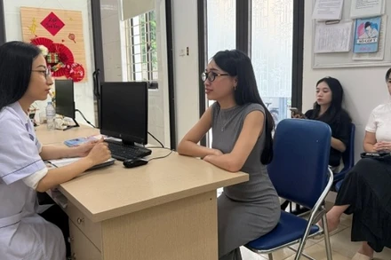 Trạm y tế phường Giảng Võ đón tiếp người dân. (Ảnh: THẮNG ĐẠT)