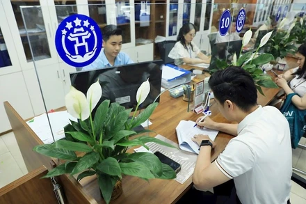 Người dân làm thủ tục hành chính tại Chi nhánh số 3 Trung tâm phục vụ hành chính công Hà Nội. (ẢNH: HIỀN THU)