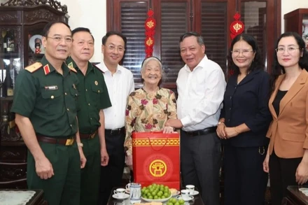 Lãnh đạo Thành ủy Hà Nội đi thăm, tặng quà gia đình chính sách, người có công tiêu biểu tại phường Đống Đa.