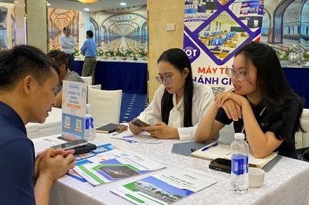 Các doanh nghiệp sản xuất sản phẩm công nghiệp chủ lực và cơ sở đào tạo, dạy nghề trao đổi, kết nối tại hội nghị. 