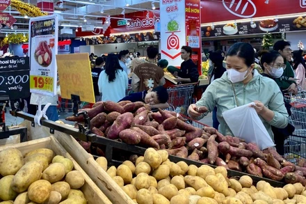 Người tiêu dùng mua hàng tại siêu thị Big C Thăng Long.