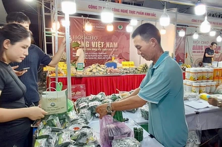 Người tiêu dùng mua sắm tại hội chợ.