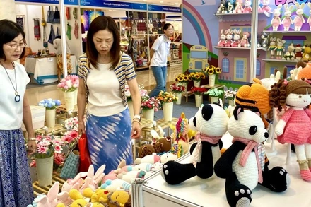 Khách nước ngoài tham quan hội chợ Hanoi Giftshow năm 2024.