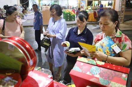 Người tiêu dùng tìm hiểu thông tin sản phẩm tại Hội chợ "Ngày hội khuyến mại tháng 7". 