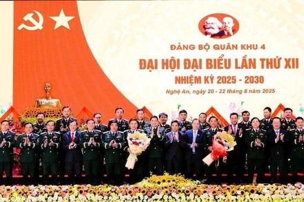 Ban Chấp hành Đảng bộ Quân khu 4 nhiệm kỳ 2025-2030 ra mắt Đại hội và nhận nhiệm vụ.