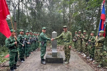 Nghi thức thực hiện tại cột mốc.