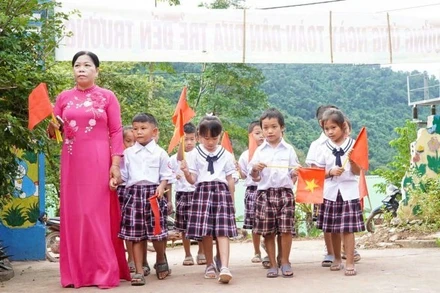 Các em học sinh Trường phổ thông dân tộc bán trú tiểu học Mỹ Lý 2 háo hức ngày tựu trường.