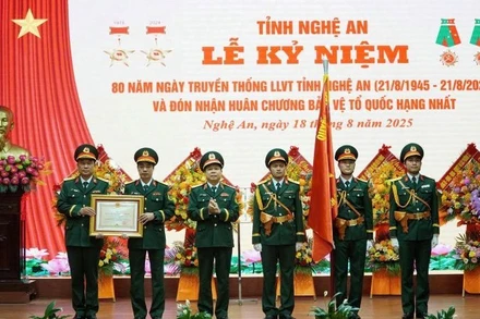 Thừa ủy quyền của Chủ tịch nước, Thiếu tướng Lê Văn Trung, Phó Chính ủy Quân khu 4 trao tặng Huân chương Bảo vệ Tổ quốc hạng Nhất cho lực lượng vũ trang tỉnh Nghệ An.