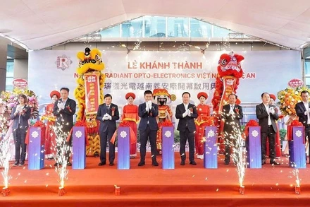 Các đồng chí lãnh đạo tỉnh Nghệ An và Tập đoàn Radiant Opto-Electronics cắt băng khánh thành Nhà máy Radiant Opto-Electronics Việt Nam Nghệ An.