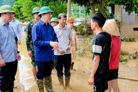 Phó Thủ tướng Chính phủ Mai Văn Chính thăm hỏi, động viên những gia đình bị ngập sâu tại xã Con Cuông.