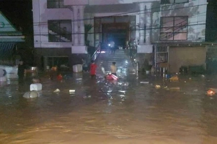 Trung tâm xã Mường Xén (huyện Kỳ Sơn cũ) chìm trong biển nước trong đêm 22/7.