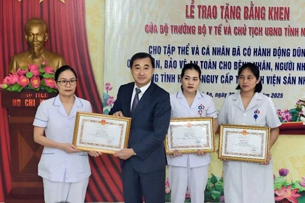 Giáo sư, Tiến sĩ Trần Văn Thuấn trao tặng Bằng khen của Bộ trưởng Y tế cho tập thể Khoa Sơ sinh và 2 điều dưỡng Trần Thị Hồng, Nguyễn Thị Hồng.