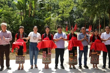 Lãnh đạo Báo Sức khỏe và Đời sống cùng nhà tài trợ, chính quyền địa phương cắt băng khánh thành cầu tràn liên hợp Khe Măng.