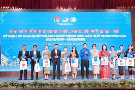 Trao tặng các suất học bổng cho sinh viên nước Cộng hòa Dân chủ Nhân dân Lào tiêu biểu.