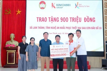 Đại diện Quỹ Khởi sự từ tâm và Văn phòng đại diện Báo Nhân Dân tại Nghệ An trao 900 triệu đồng cho người dân xã Lam Thành khắc phục thiệt hại sau cơn bão số 10. 
