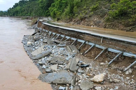 Nước lũ chạy xiết đã kéo sập một mảng ta-luy âm Quốc lộ 7, tạo thành hàm ếch, ăn sâu vào ta-luy dương. 