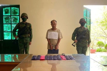 Đối tượng Xải Khư Lỳ cùng tang vật.