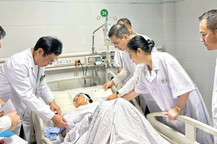 Đoàn công tác Bộ Y tế đã đến thăm, tặng quà cho điều dưỡng N.T.T.T. 